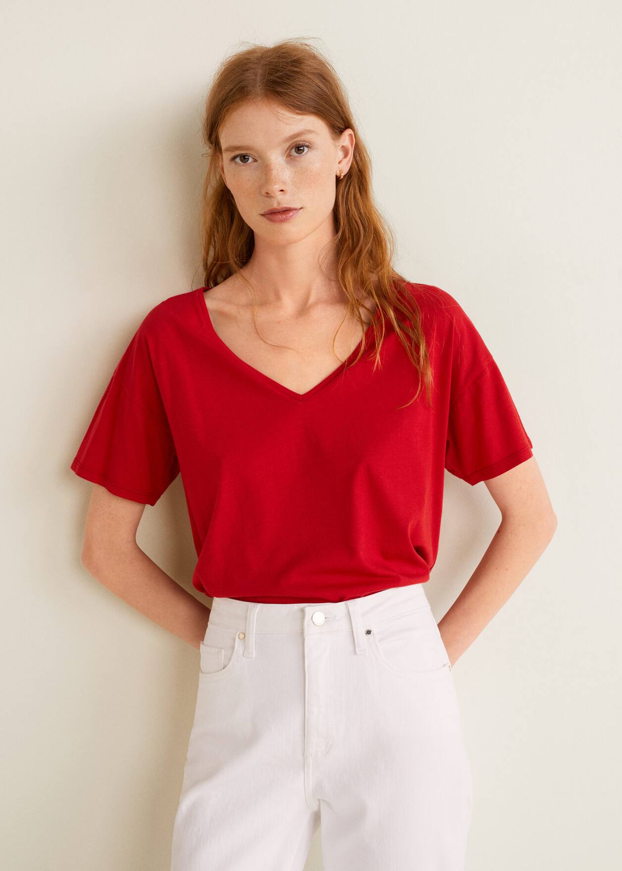 V-넥라인 에센셜 티셔츠