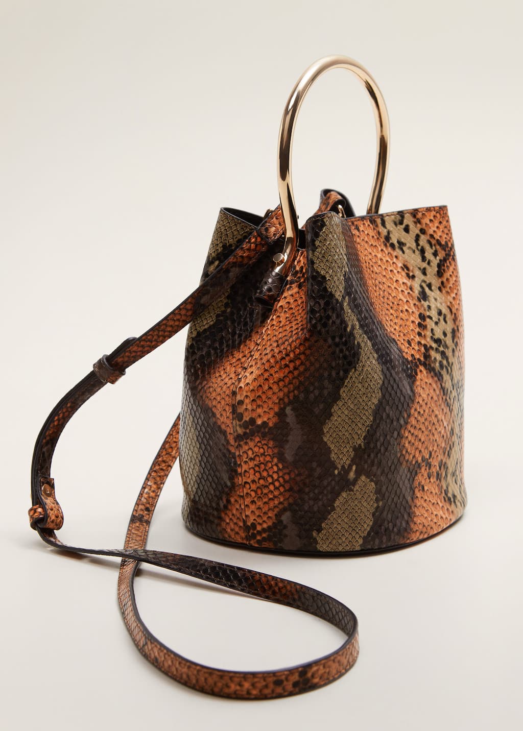 Tas met metalen handvat