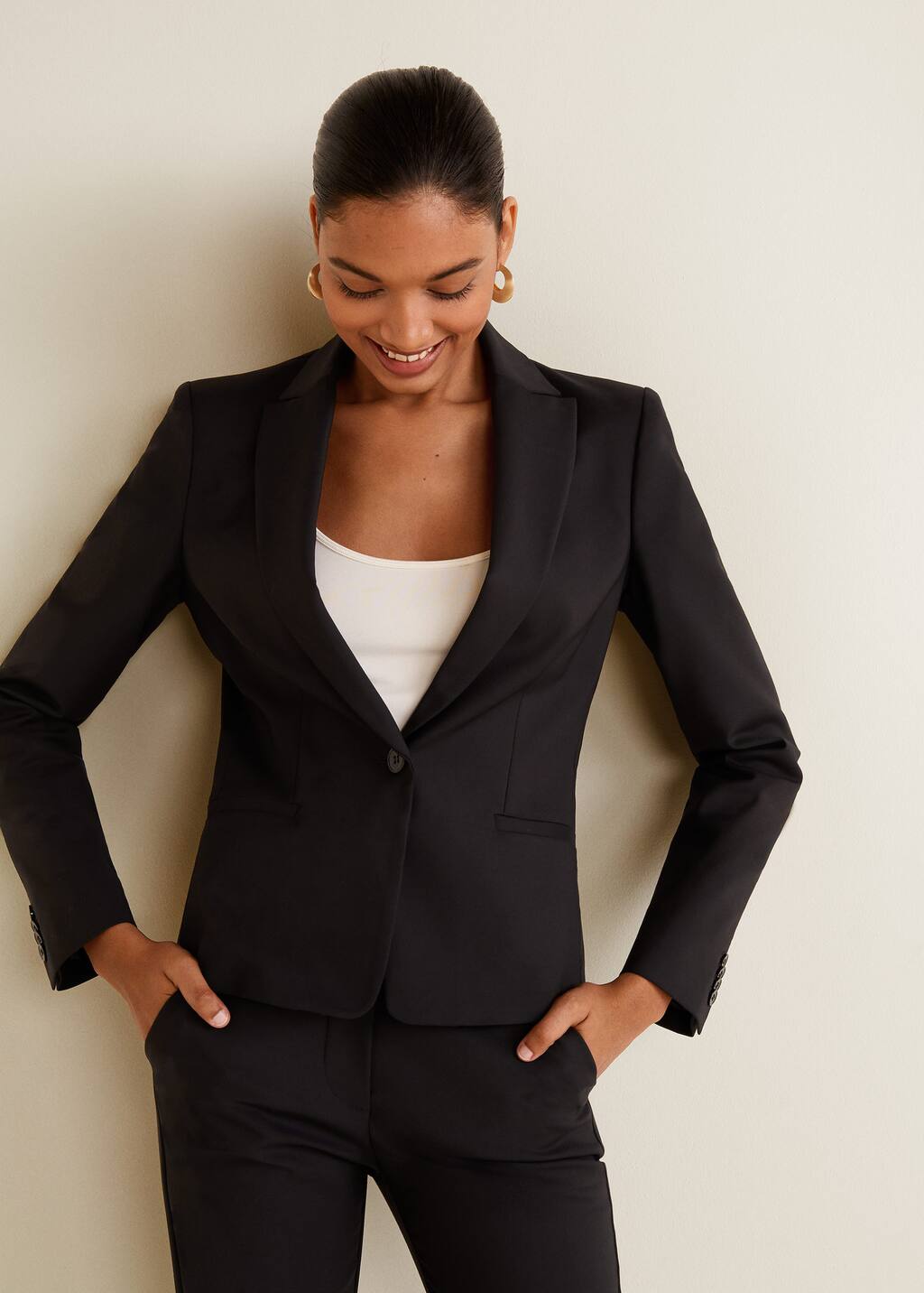 Mango пиджаки женские cofi. пиджак на плечах. человек снимает пиджак. мужчина одевает пальто женщине. парень накидывает пиджак.