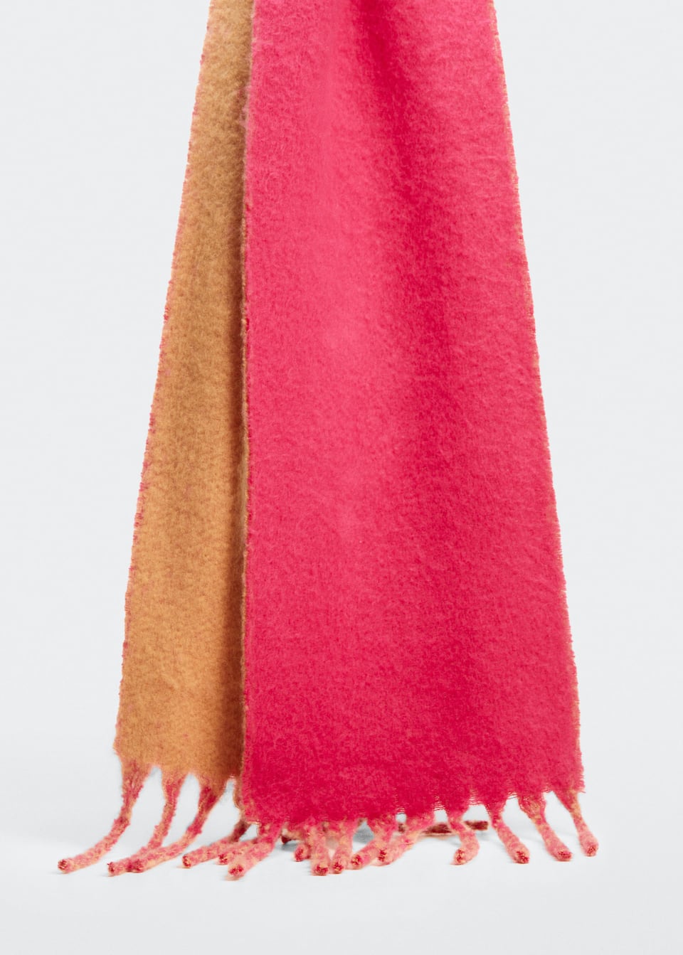 Mango Committed Collection two tone hot pink and camel scarf made from Recycled polyester blend fabric. It has a Two-tone design in hot pink and camel and fringed detail. Fringed finish. 78.74x11.81in (LengthxWidth).