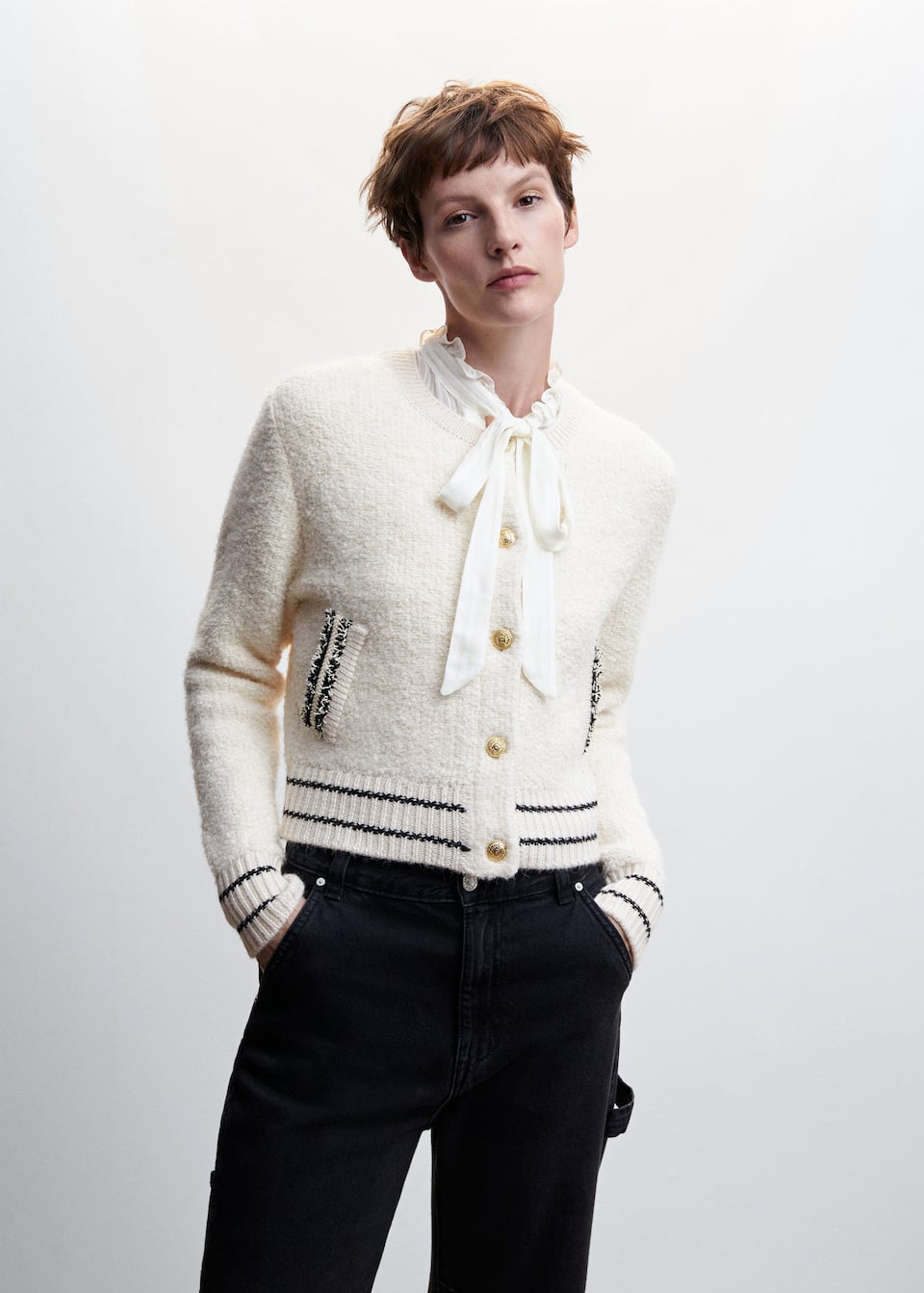 Cardigan din tricot cu nasturi bijuterie - Plan mediu