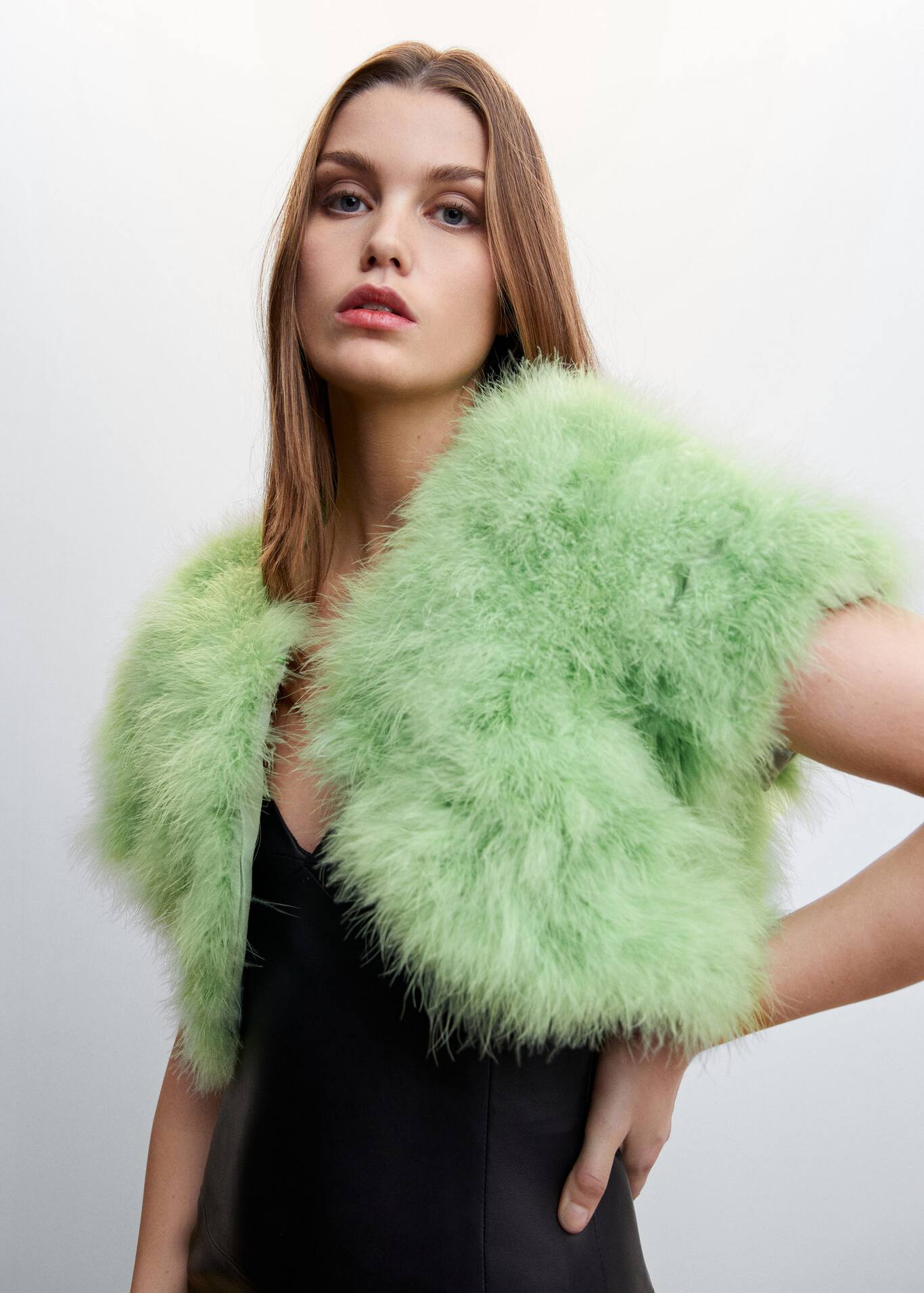 Bolero Corto Plumas Mujer MANGO OUTLET Espa a bolero-corto-plumas-mujer-mango-outlet-espa-a