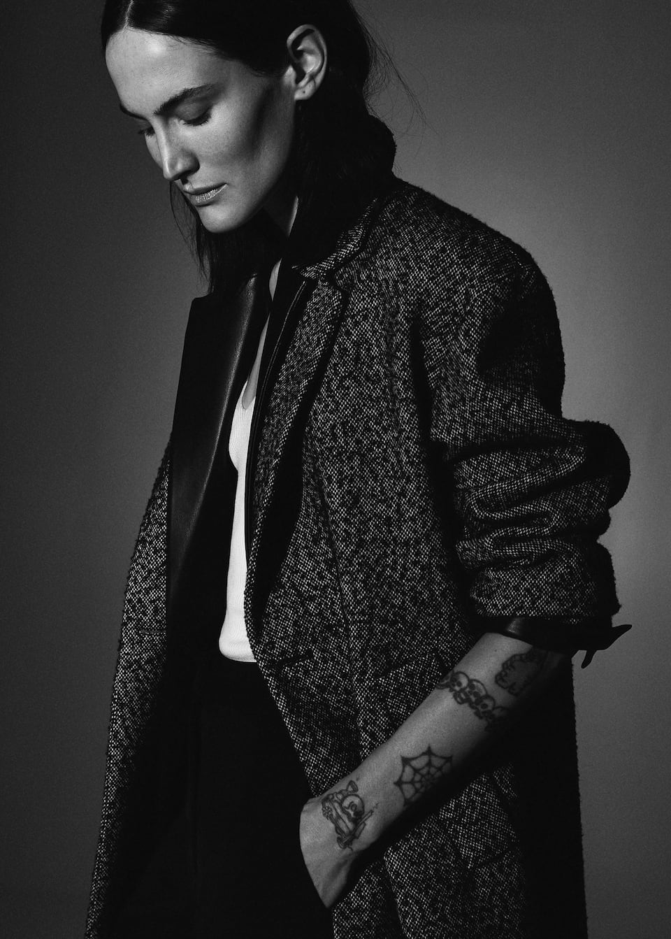 Mango oversize wool coat. Straight design. Midi design. Oversize design. Lapel-collar V-neck collar. Long sleeve. Two side pockets. Back-slit hem. Button fastening on the front section. Inner lining.