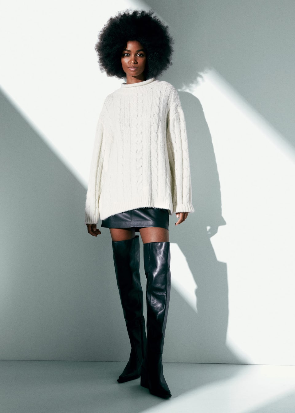 Mango Premium fabric 100% bovine leather on-trend over the knee boots. Tall leg over the knee style with pointed toe and wedge heel. Side zip fastening with 10 cm heel.