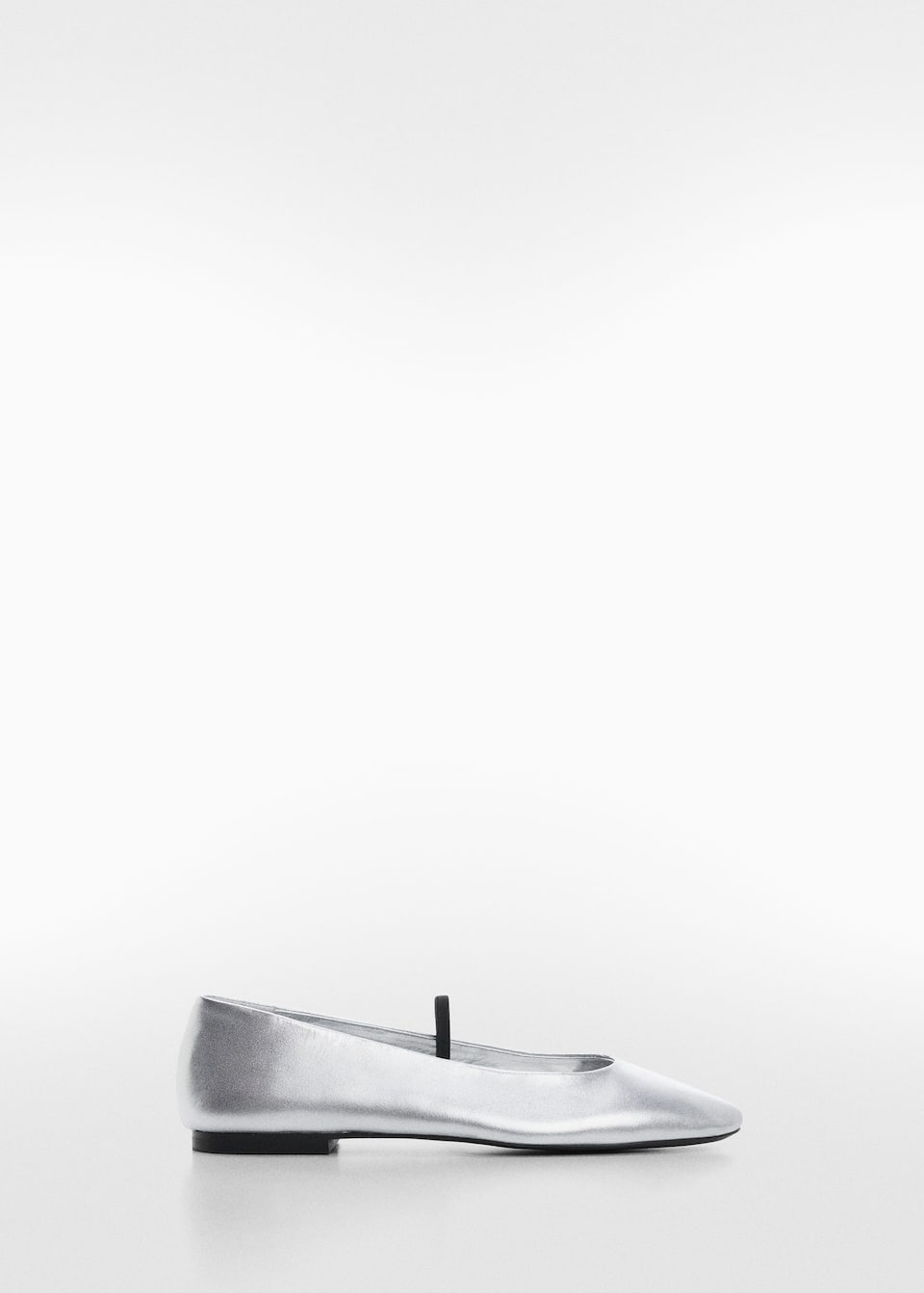 Mango silver metallic Selection Collection leather ballerina. 100% bovine leather. Rounded toe. Metallic. Elastic band. Flat.
A capsule of refined garments, made with quality materials to create a feminine and contemporary wardrobe for special occasions.