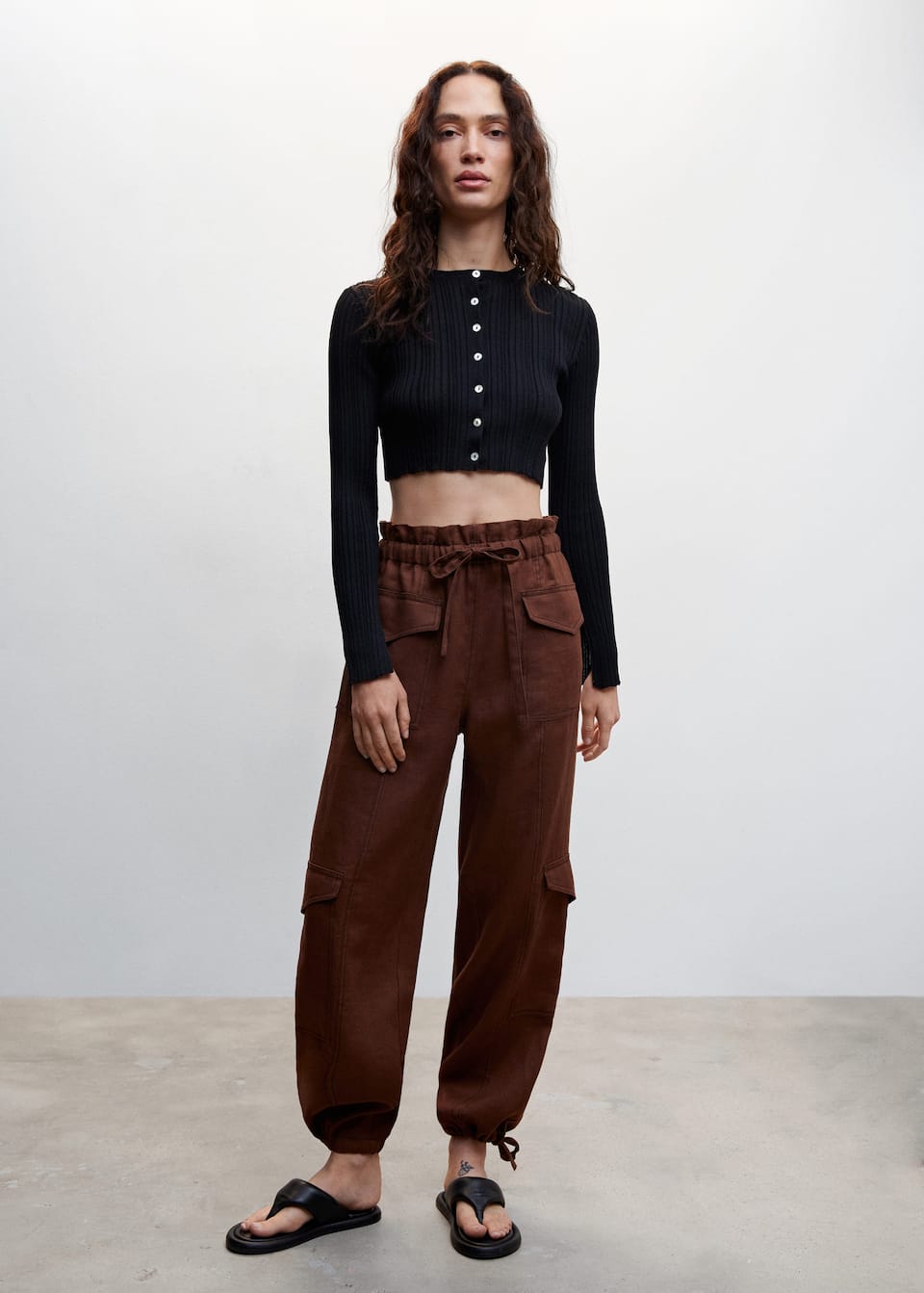 Mango brown 100% linen Cargo pants are the perfect spring/summer 2023 trousers. Elastic waist with tie closure. Four flap pockets on the front. Two welt pockets on the back. Drawstring hem.