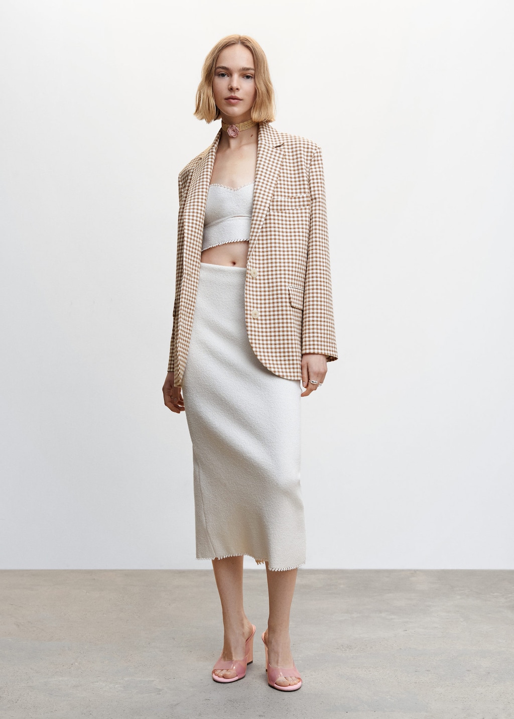 Mango gingham blazer in beige and brown. Single breasted blazer with 2 buttons and side flap pockets and a single breast pocket.