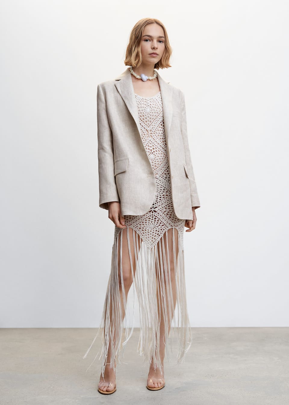 Mango 100% linen oversized blazer in beige. Oversize design. Lapel-collar V-neck collar. Long buttoned sleeve. Welt pocket. Two front flap pockets. Button fastening on the front section. Inner lining.