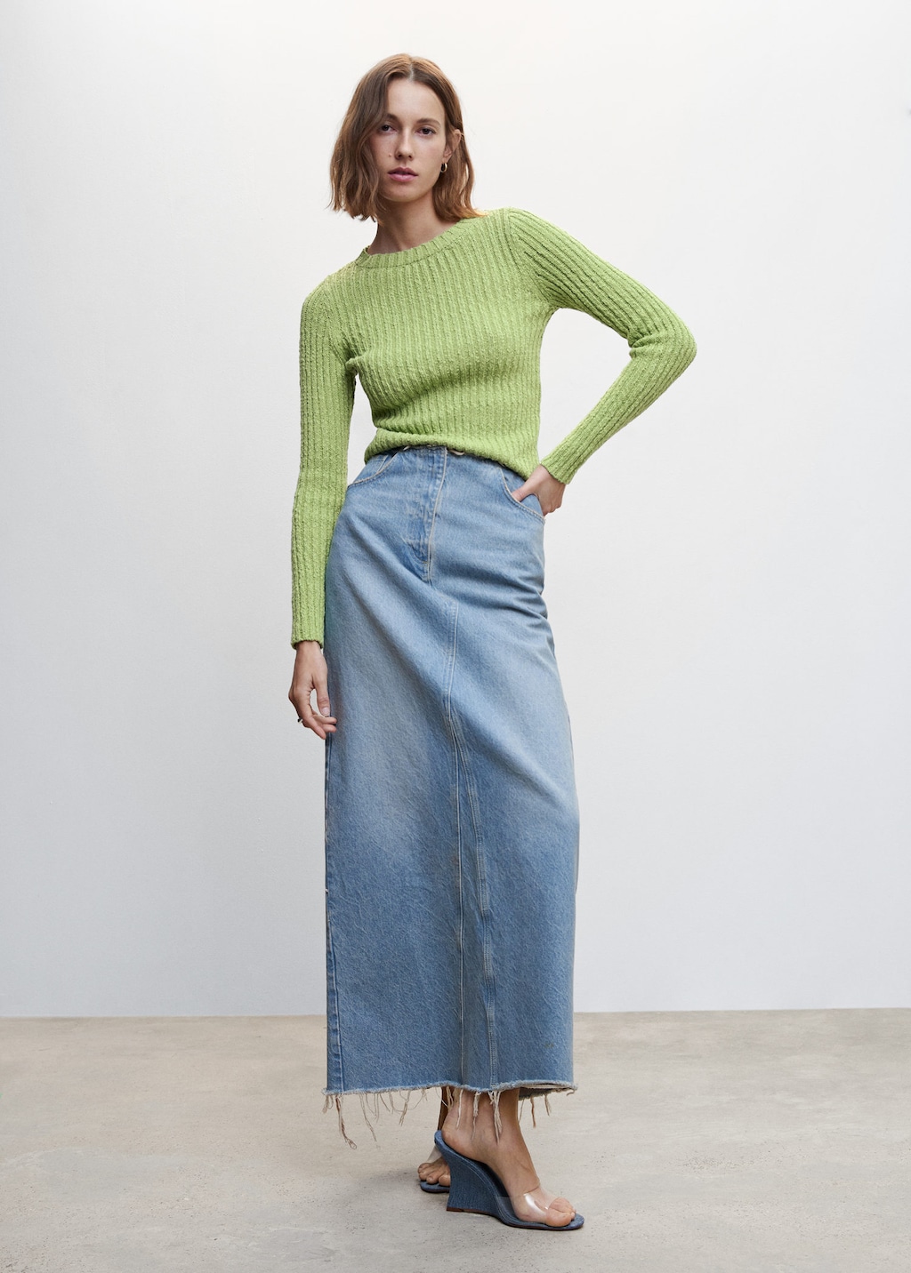 Mango thick ribbed knit cropped sweater with round neck and long sleeves. Close-fitting knit in lime green perfect for spring.