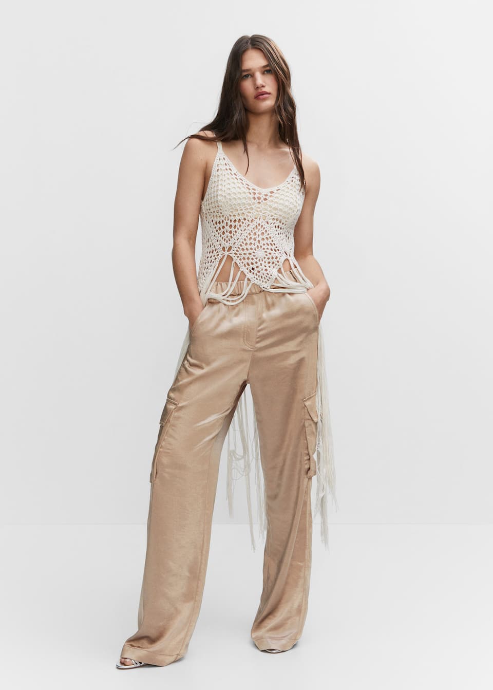Mango beige Satin cargo trousers. Flowy fabric. Cargo design. Long design. Elasticated waist. Loops. Two side pockets. Two cargo pockets. Two pockets with flaps on the back.