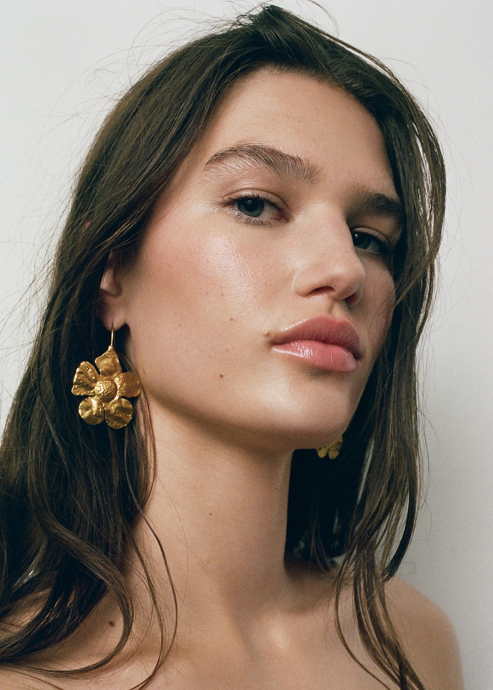 If you're hunting for eye-catching wedding guest accessories to complete your 2023 wedding guets outfit, look no further. Mango's gold coloured floral earrings are a great finishing touch to your 2023 wedding guest outfits. They have a flower shape and are 5 cm size and are for pierced ears.