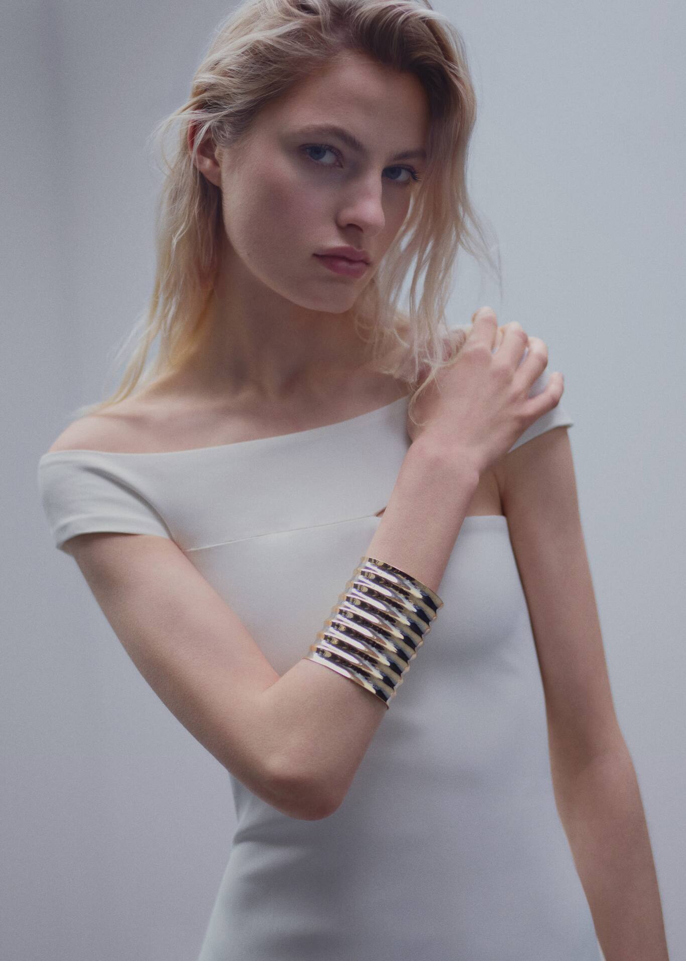 Embossed maxibracelet with wavy design Women Mango USA