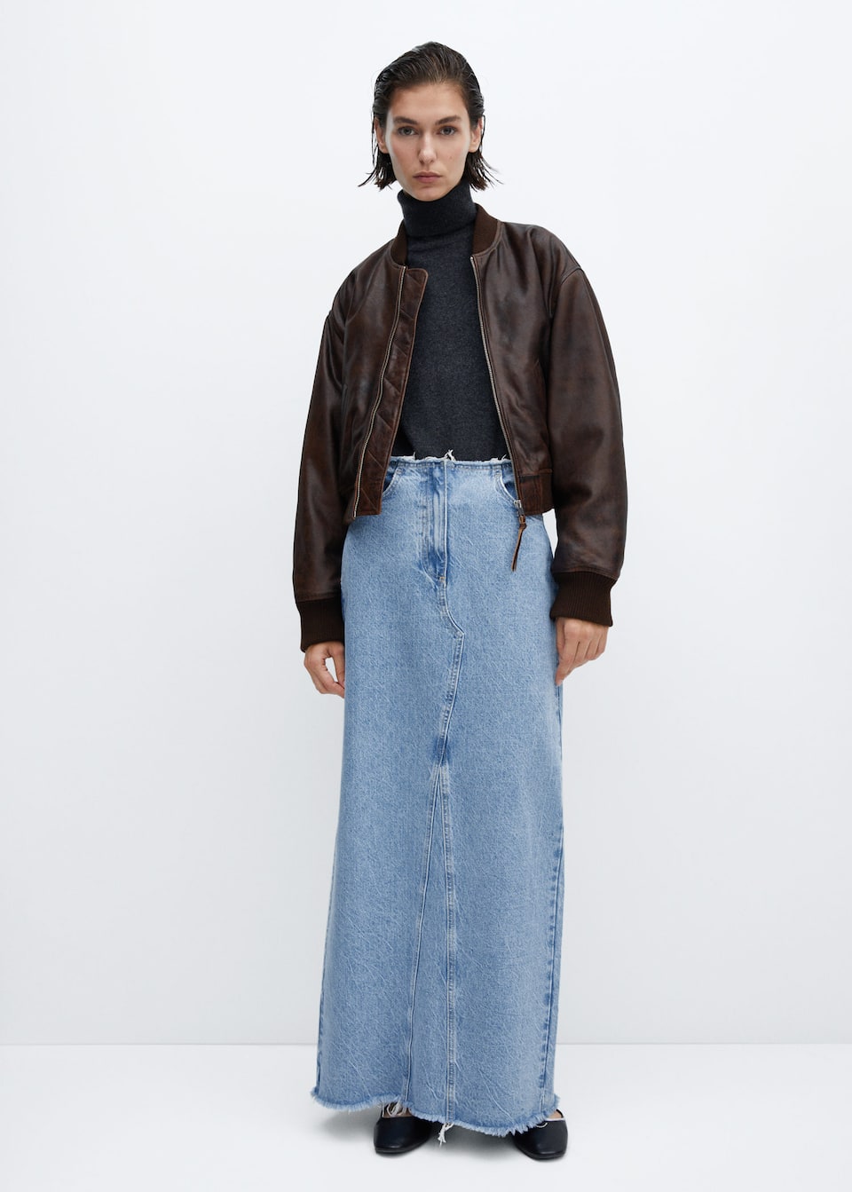 Mango long denim skirt with raw hem and waistband. 5 pockets, zip and tab fastening. Light blue wash.