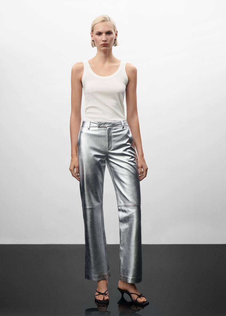 JEN CEBALLOS X MANGO / LEATHER
Metallic leather trousers in silver. 100% bovine leather. Long design. Straight design. Medium waist. Metallic. Two side pockets. Two welt pockets on the back. Concealed button, hook and zip fastening. Loops. Inner lining. Party and events collection