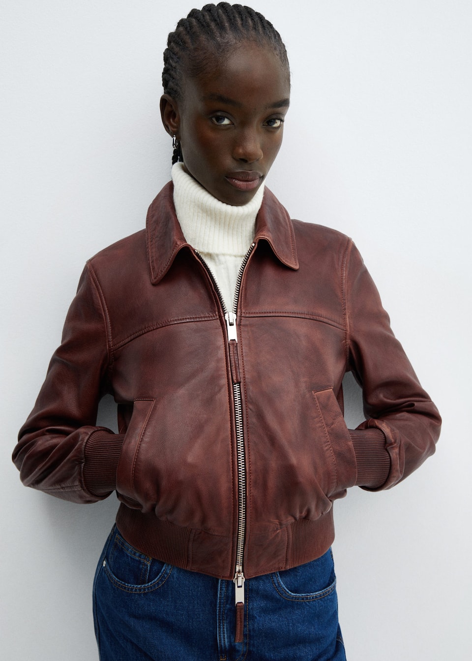 Mango brown 100% leather jacket. Straight design. Shirt-style collar. Long sleeve with elastic cuffs. Two side pockets. Front zip closure. Hem with elastic band. Inner lining.
