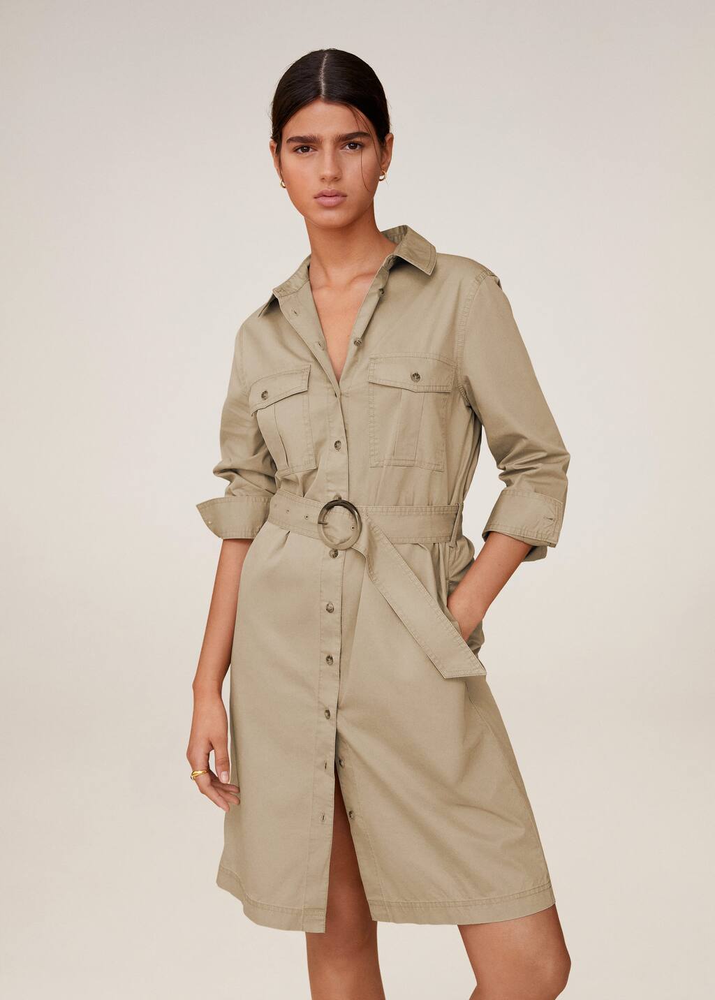 Koszulowa sukienka z paskiem - Plan średni