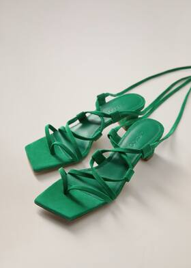 Zapatos de Mango que levantan pasión y están a un precio de risa 6 Moncloa Sandalia piel tiras - Plano medio