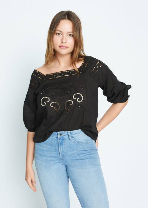 Блузка с вышивкой и перфорацией - Средний план