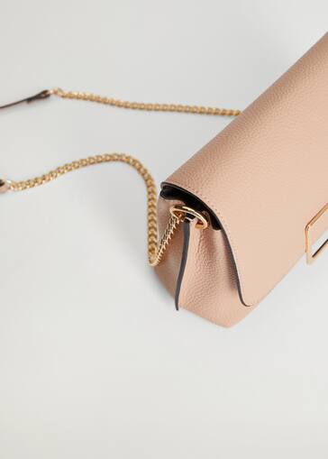 Bolsos de mango de menos 10 euros que serán tendencia este otoño 4 Moncloa Bolso solapa hebilla - Plano medio