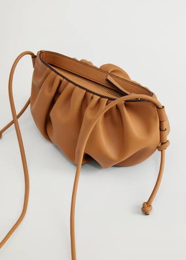 Bolsos de mango de menos 10 euros que serán tendencia este otoño 1 Moncloa Bolso fruncido volumen - Plano medio