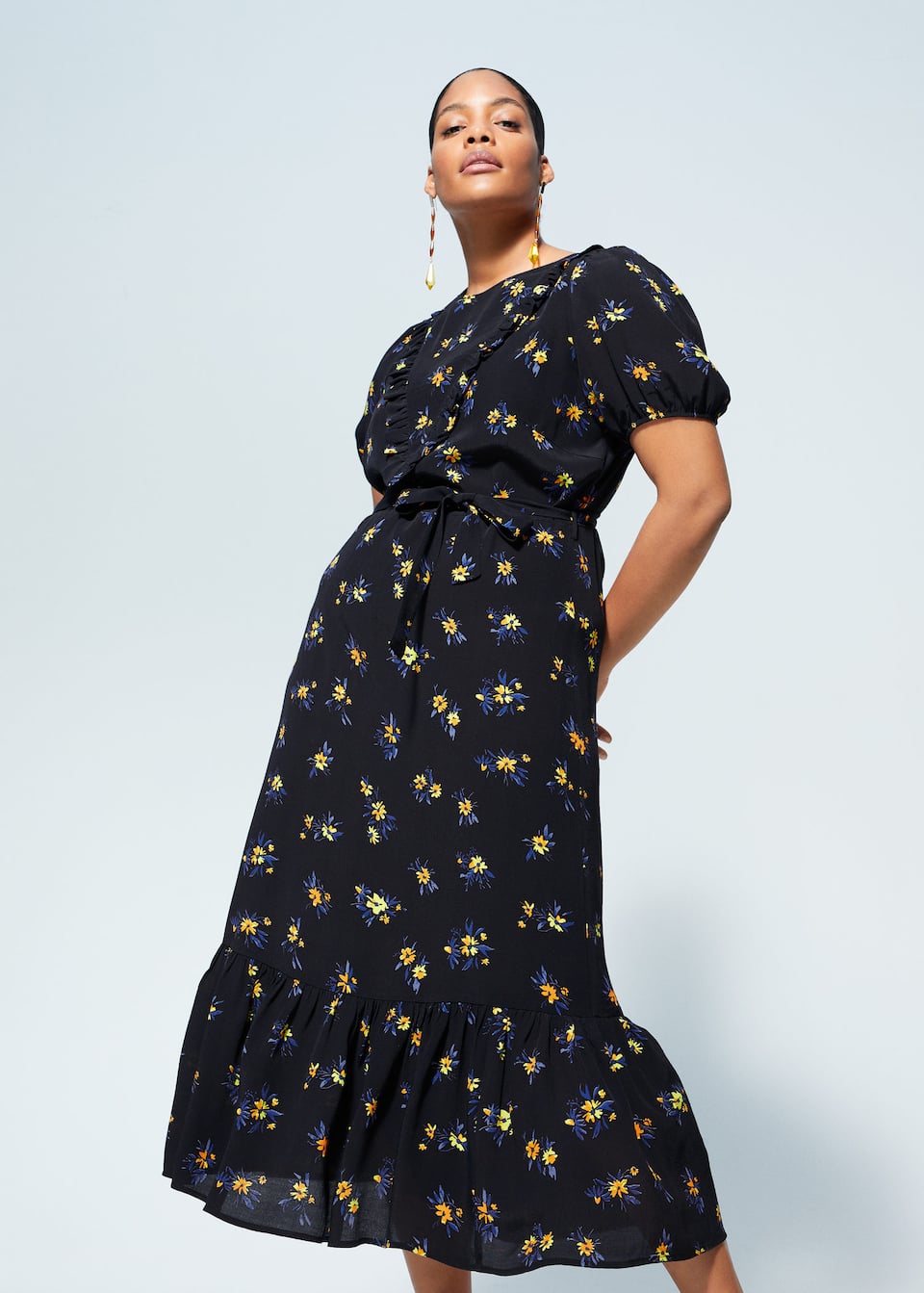 Robe à fleurs volantée - Plan moyen