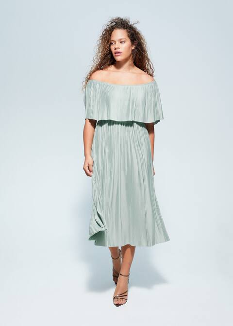 Плиссированное платье с открытыми плечами - Общий план