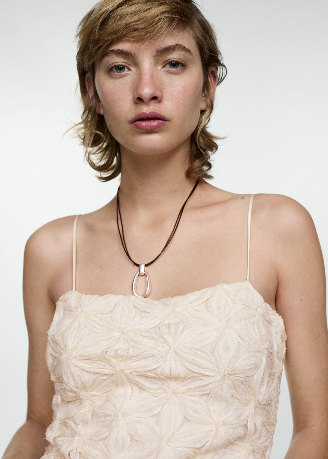 Collar piel colgante metálico Mujer Mango España