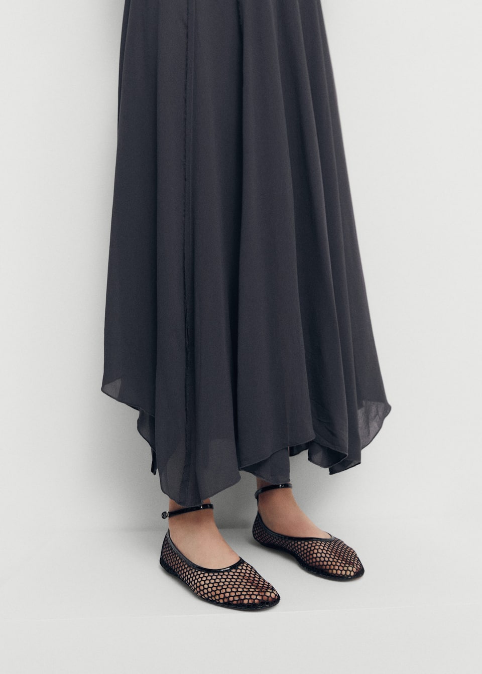 Mango black mesh ballerina flats.
Mesh fabric. Fishnet design. Rounded toe. Flat. Ankle bracelet. Buckle. Inner lining. Selection Collection