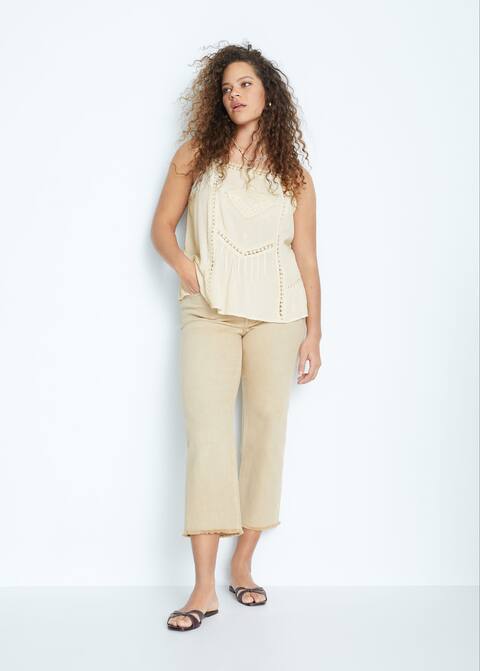 Топ с перфорацией и вышивкой - Общий план