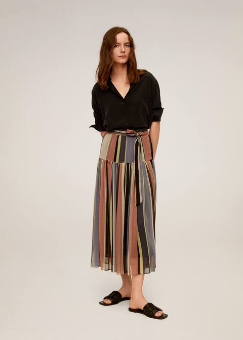 Rebajas muy bestias en Mango: faldas con estilo para ir fresca en verano 5 Merca2.es Falda midi rayas - Plano general