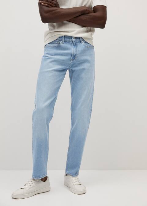 Los nuevos 'modelitos' de Mango (baratos) para volver a la rutina 7 Moncloa Jeans straight-fit Bob lavado claro - Plano medio