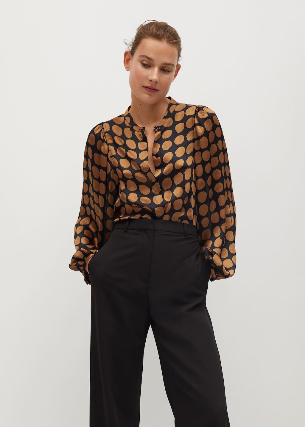 Blusa estampado geométrico Mujer | Mango España MANGO SUIT Camisa de mujer marrón crema estampado de