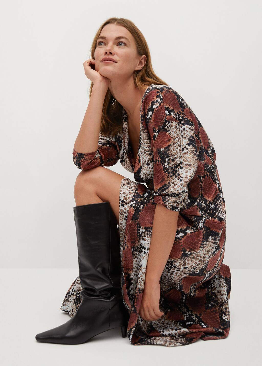 yilan derisi desenli uzun elbise