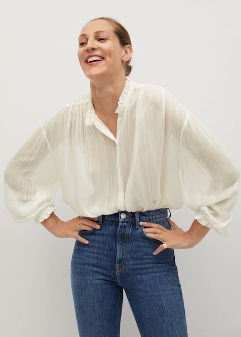 Mango: 8 camisas y blusas por menos de 20 euros que son tendencia 62 Merca2.es 77045913 02 Merca2.es