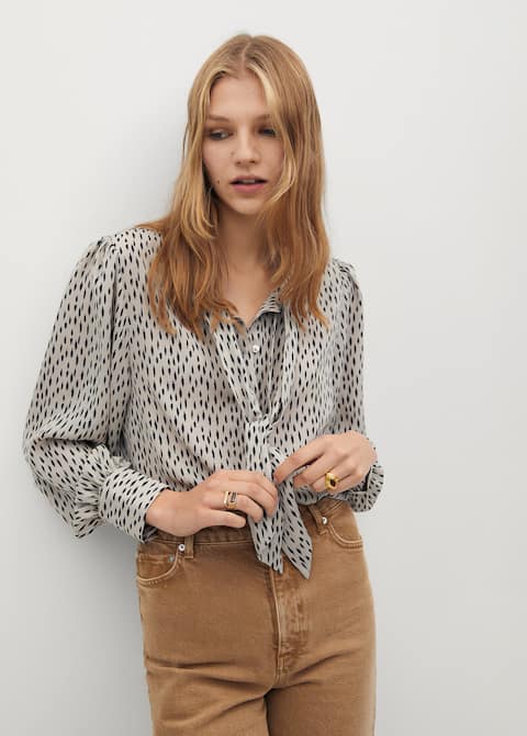 Mango: 8 camisas y blusas por menos de 20 euros que son tendencia 66 Merca2.es 77057613 08 Merca2.es