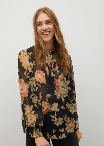 Promoción en Mango: Camisetas, blusas y más a precios bajos 5 Merca2.es Blusa estampada poliéster reciclado - Plano medio