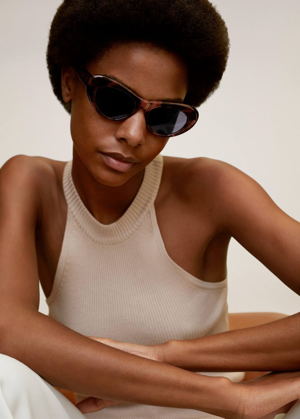 Lunettes de soleil rétro écaille Femme | Mango France Lunettes de soleil rétro écaille Femme | Mango France
