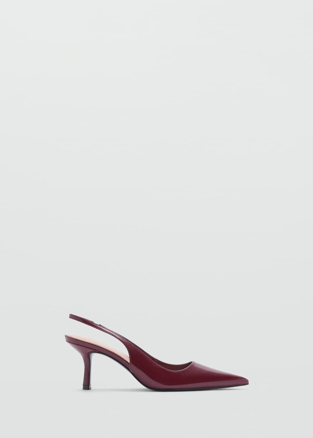 Black patent leather pointed shoes