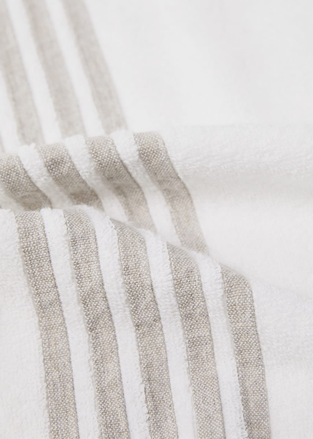 Bath towel with contrasting trim