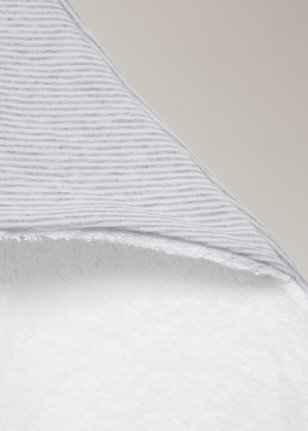 Children's bath towel with two-tone stripes