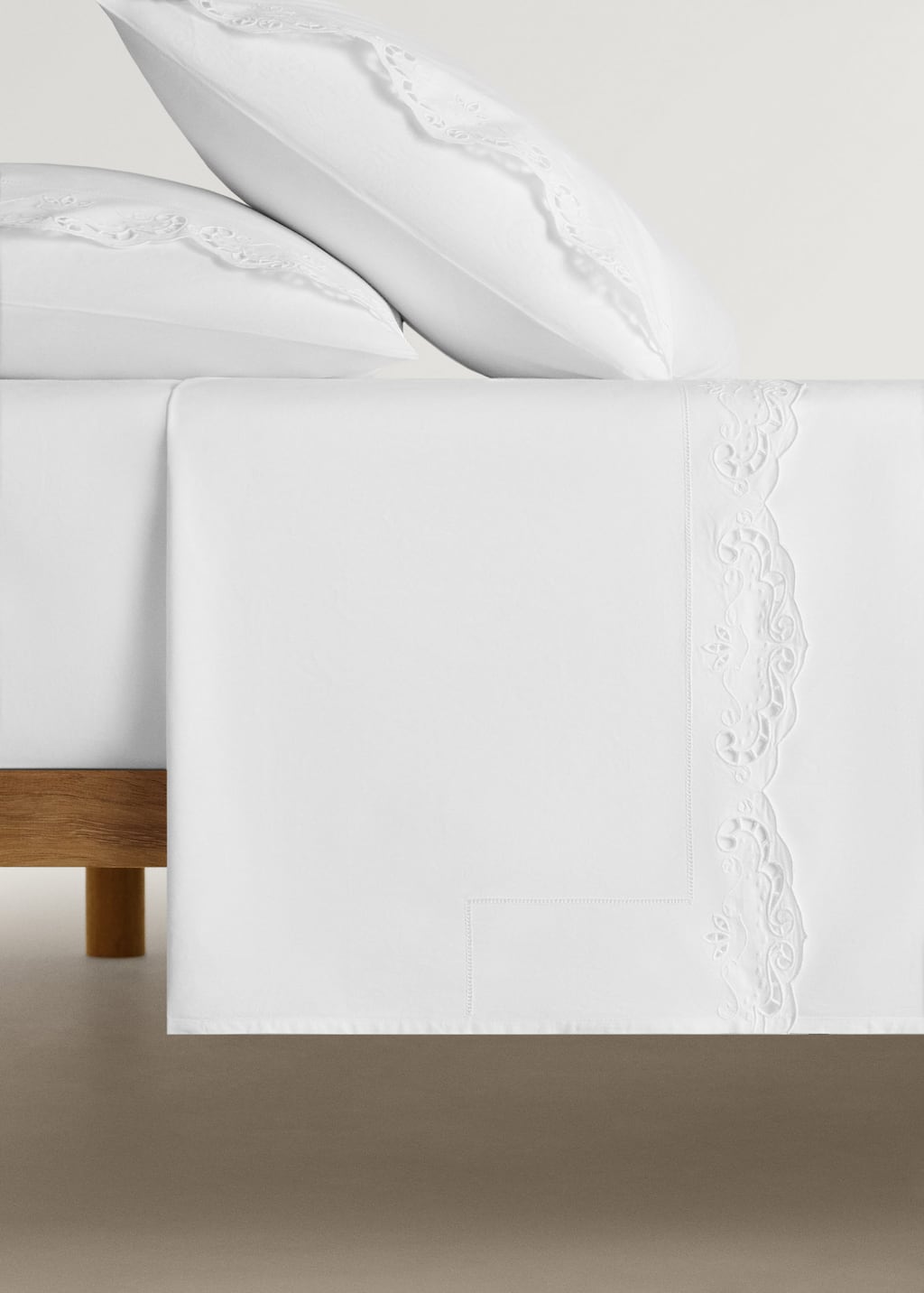 150/160 cm embroidered cotton top sheet white - Home - King - MANGO HOME