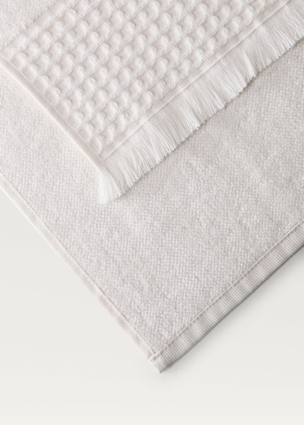 Washbasin towel with waffle trim and fringe