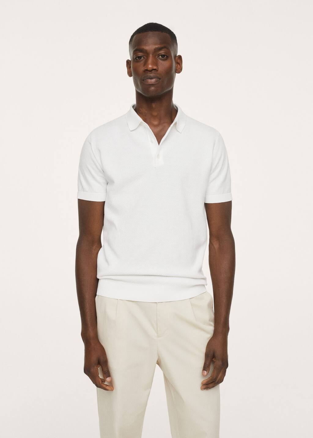 Wie hellbeige Chinohose mit weißen Polohemdes zu kombinieren – 5  Smart-Casual Herren Outfits heiß Wetter 2022 | Lookastic