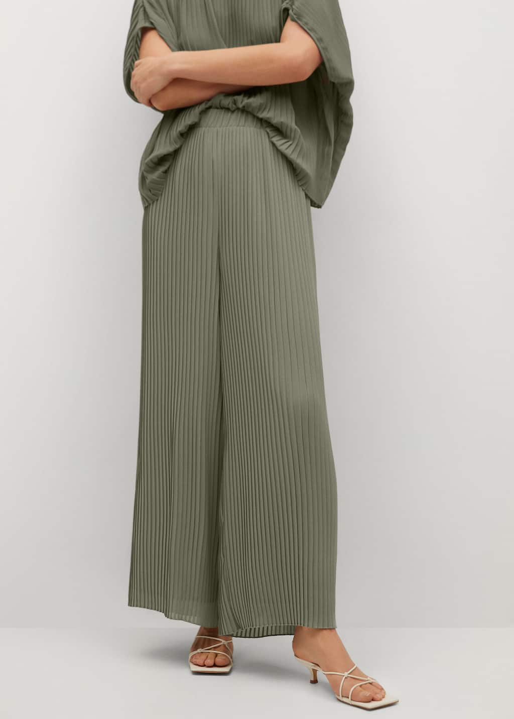 Pleated palazzo trousers - Woman | Mango Iceland