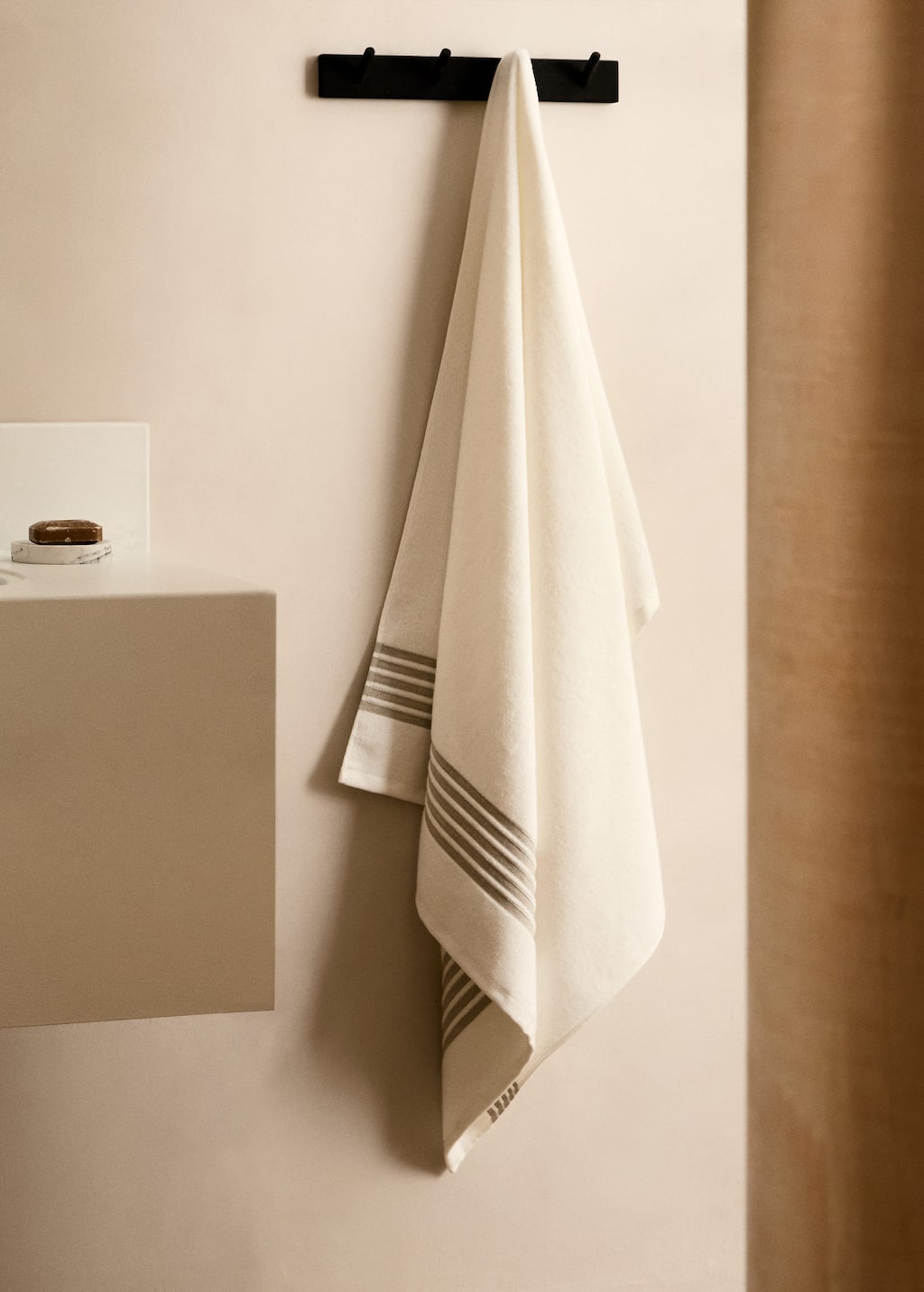 Mango Home Contrast Linen Border Bath Towel Off White