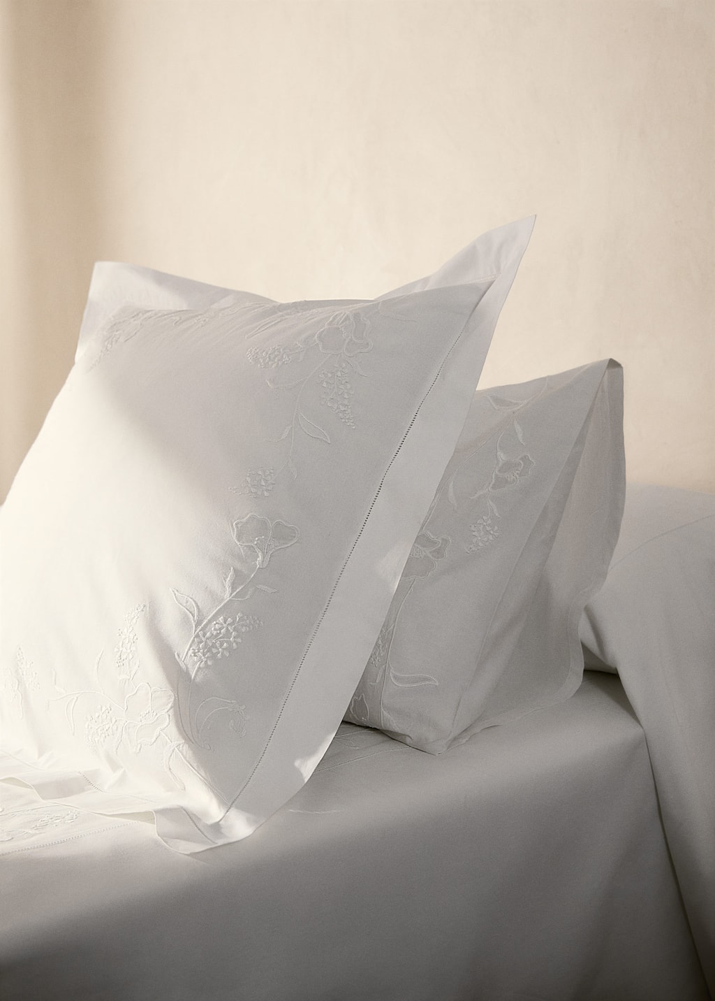 Mango Home Set Of Pillow C White