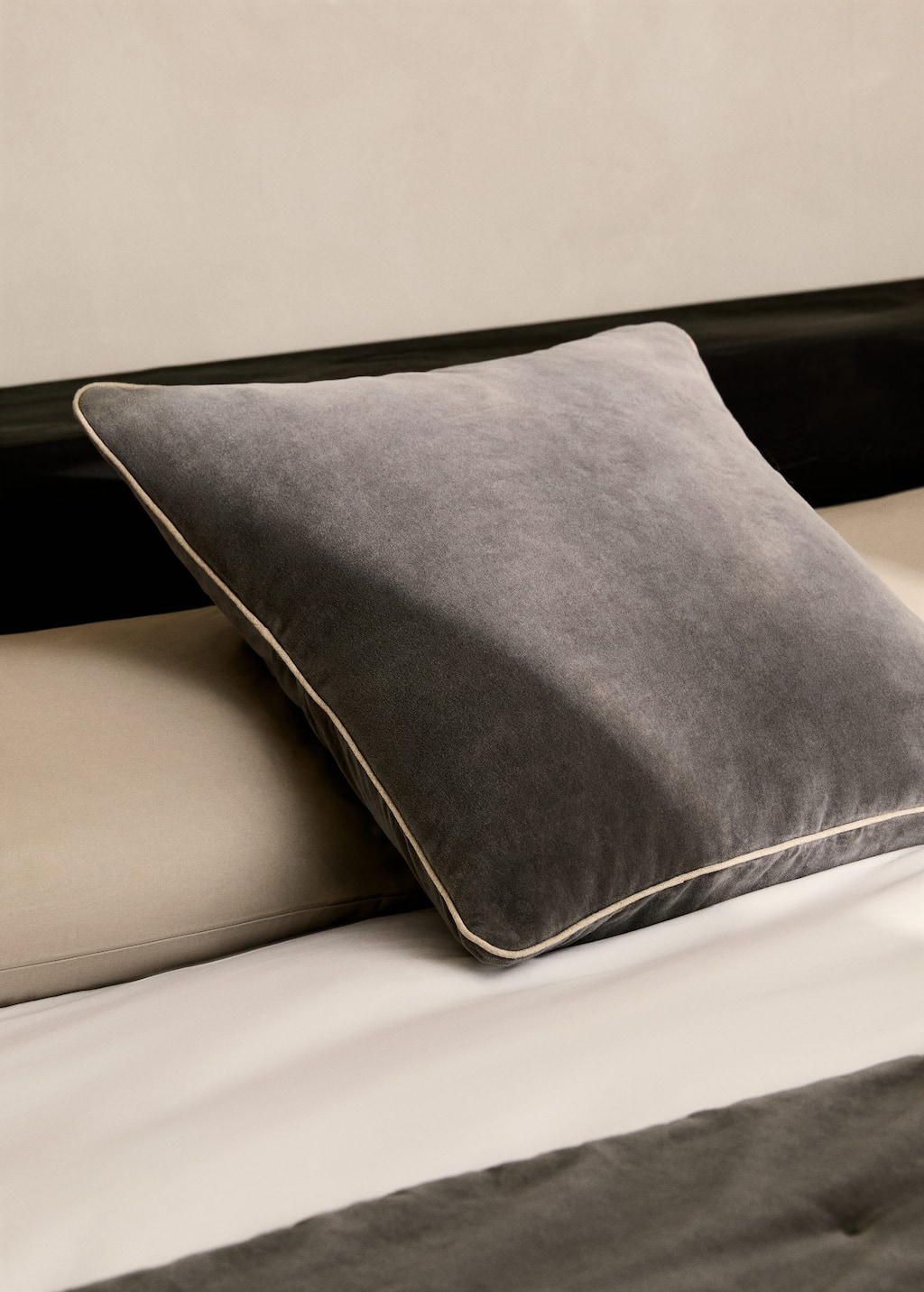 Mango Home Bed Cushion Cas Medium Grey