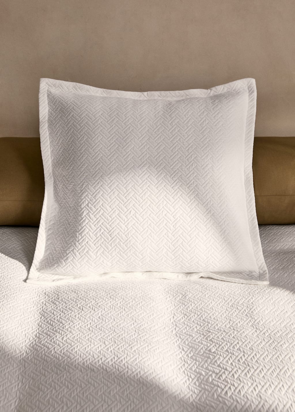 Mango Home Bed Cushion Cas White